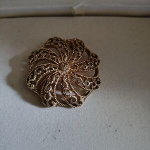 Sarah Coventry Gold Swirl Brooch